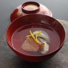 目の前で引いたばかりの一番出汁を使った椀物