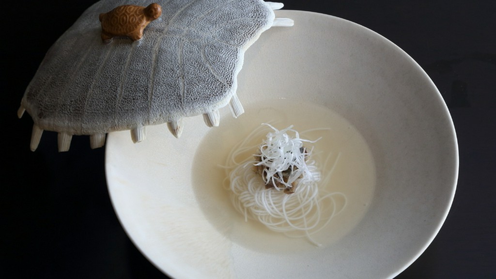 器も印象的なすっぽんの一品