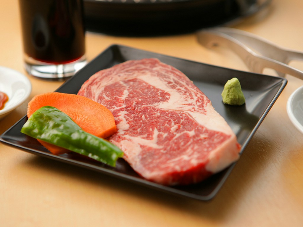 おすすめNo1 圧巻のボリュームとあっさりとした上質な旨味を堪能、国産リブロースを使用『はみだしカルビ』