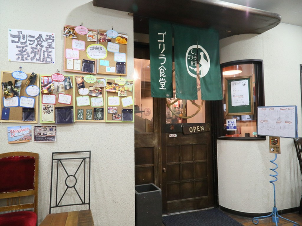 ビルの地下1階にある店の入り口