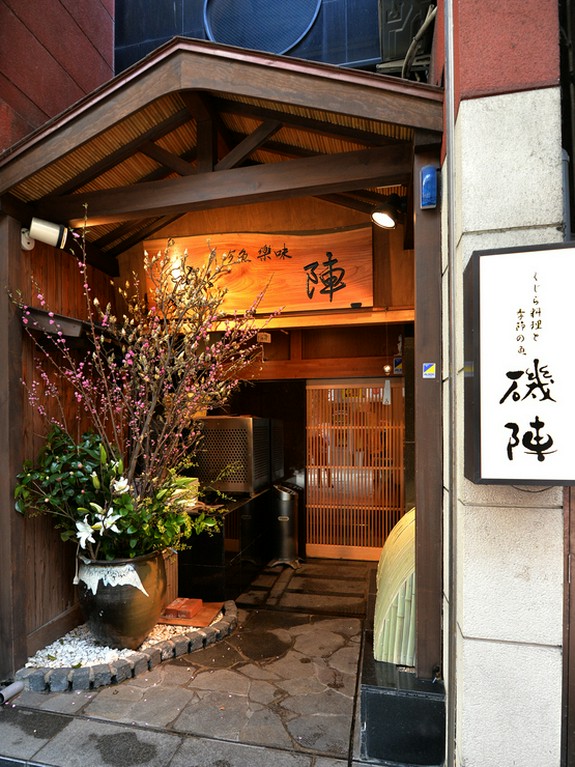 にぎやかな商店街の一角にある隠れ家的なお店