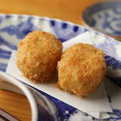 金華山の毛ガニを朝獲れ直送で、たっぷりと使用した『毛がにクリームコロッケ』