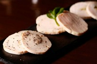 ヘルシーな鶏肉をつかった手づくりの鶏ハム。ハーブソルト、柚子胡椒、ブラックペッパーの三種の味で楽しめます。