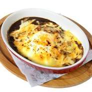 たっぷりのカレーに卵とチーズをとっピング！しっかり焼いて美味しくなりました！