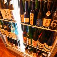 全国各地の厳選された日本酒が揃っています。金沢・石川県産の『手取川』、『天狗舞』、『菊姫』をメインとし、福井県の『黒龍』や『石川二左衛門』なども堪能できる。季節限定モノもあるので、飲み忘れ注意です。