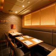 広々とした店内には、奥行があり居心地のいいオープンカウンターが11席、上質な空間の個室が4席、開放感のあるテーブル席が3席あります。その他、完全個室もあるので、宴会の会場として気軽に選びたくなるお店です。