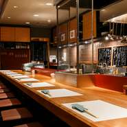 シックで落ち着きのある店内。気さくな店主がお酒や料理について教えてくれます。予算や希望に応じて柔軟に応えてくれるので、上質な料理とお酒を振る舞いたい、そんな大切な人とのおもてなしも気軽にできます。