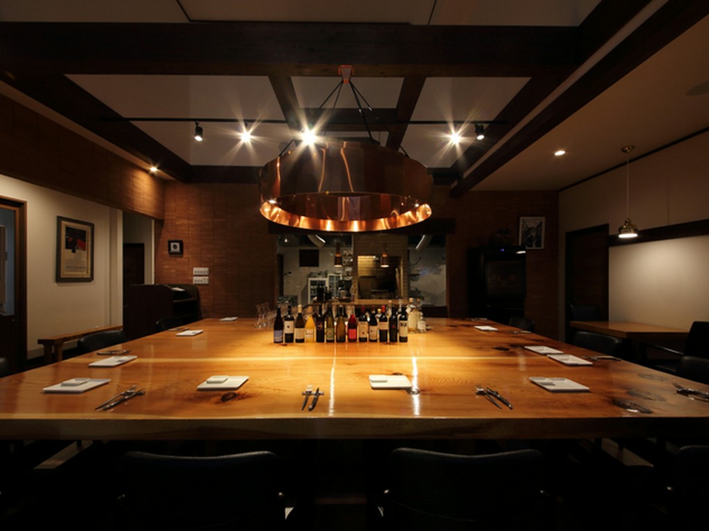 圧巻の大テーブル席で優雅なお食事を。