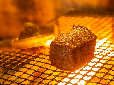 じっくりと火を入れ、凝縮された旨みと風味を堪能できる『炭火焼』