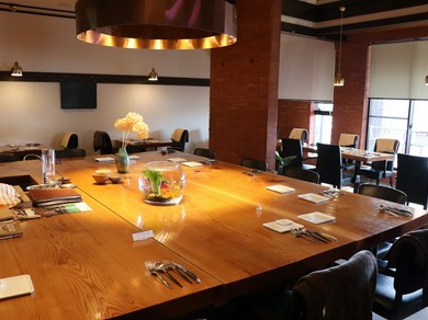 お一人様も大歓迎！女性一人でも入りやすい明るく開放的な店内。