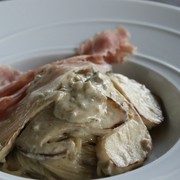 宮城　松島寒風沢産の生牡蠣が入荷。クリームパスタが人気です。