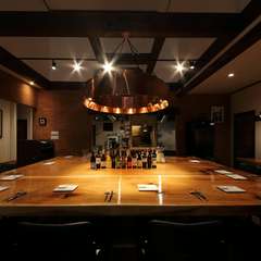 食事はもちろん、お酒中心でも楽しめるシックで落ち着いた店内