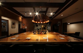 食事はもちろん、お酒中心でも楽しめるシックで落ち着いた店内
