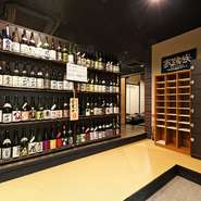 入り口にずらりと並ぶ、常時60種類以上と豊富な日本酒