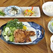 結構なボリュームでお腹いっぱいになりつつも、栄養面もしっかり摂取できる人気メニュー。メインはがっつり系の肉料理ですが、野菜もバランス良く添えられていますので、ヘルシーにいただけます。