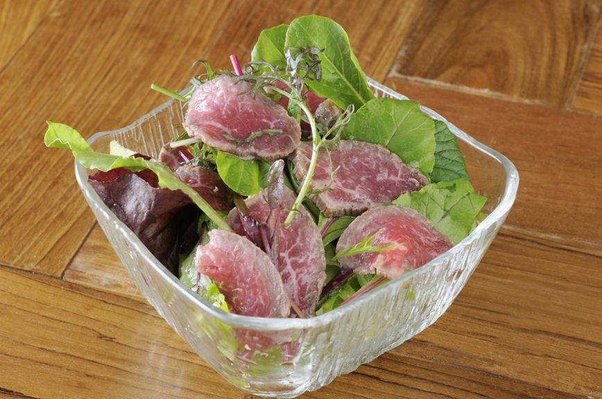 プラス料金で和牛肩肉のトッピングも『オリジナル べこサラダ』