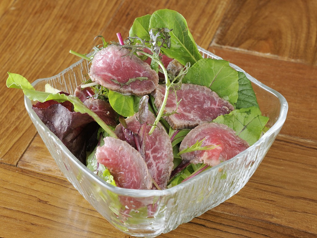 プラス料金で和牛肩肉のトッピングも『オリジナル べこサラダ』