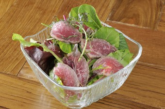 プラス料金で和牛肩肉のトッピングも『オリジナル べこサラダ』