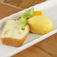 さくらんぼやもも、ぶどうなど、店長の親戚が営む果樹園や市場で獲れた、季節の果物を使った手作りシャーベット。無添加なのでお子さんからお年寄りまで好評です。食後のデザートにさっぱり食べるのがおすすめです。