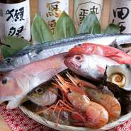 毎日届く漁師さんから直送の鮮魚を刺身、焼き、揚げ、煮つけ、汁物などあらゆるバリエーションで味わうことができます。鮮度はもちろん種類豊富な海の幸に囲まれて、幸せなひとときを。
