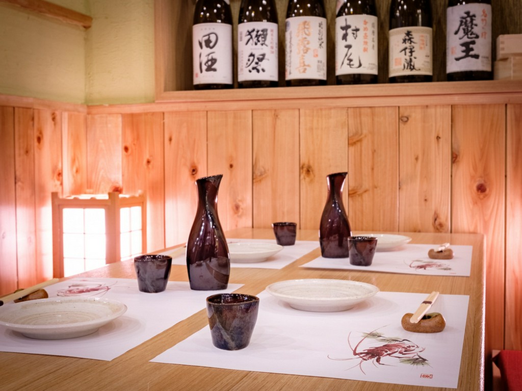 木の温もり溢れ、心からくつろげる居心地良い店内