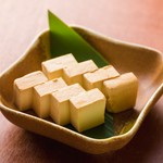 クリームチーズを味噌に漬込みました。滑らかでクリーミーな食感です。今までにない奥深い味をご賞味下さい。日本酒やワインのおつまみにどうぞ！