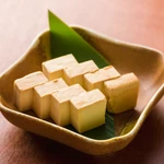 クリームチーズを味噌に漬込みました。滑らかでクリーミーな食感です。今までにない奥深い味をご賞味下さい。日本酒やワインのおつまみにどうぞ！
