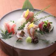 ご来店の度にお楽しみ頂けるよう
主に館山の新鮮な魚を直送で！！
是非当店自慢のお刺身をご堪能下さい！