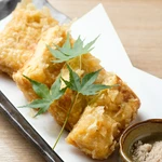 普通の物とは違う触感と揚げた卵の味を楽しめる一品でございます。是非藻塩だけでお召し上がりください。
