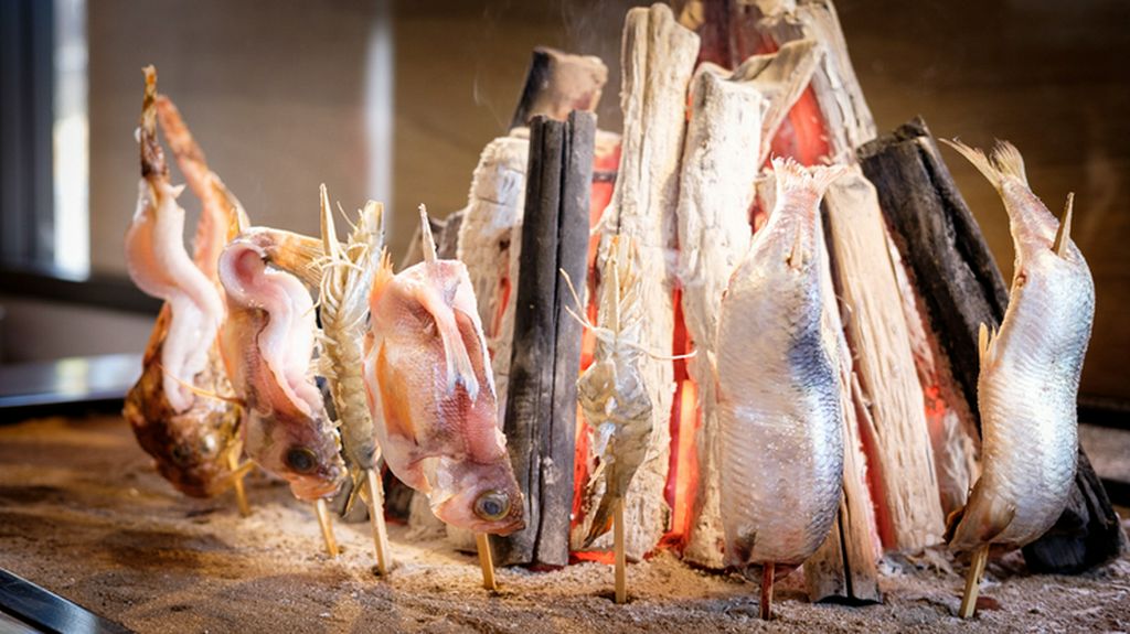 豊洲で目利きした鮮魚を炉端焼きでご提供。