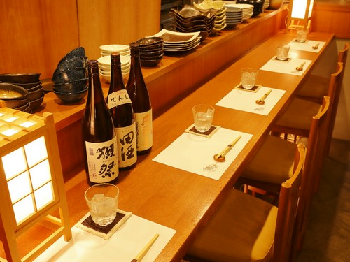 囲炉裏で焼き上がるのを見ながら食事ができるカウンター席