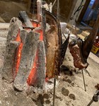 豊洲で目利きをして買い付ける新鮮な高級鮮魚六種盛り合わせや原始焼きなど、ろば炭魚人気の料理をコースに