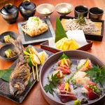 豊洲で目利きをして買い付ける新鮮な高級鮮魚六種盛り合わせや原始焼きなど、ろば炭魚人気の料理をコースに