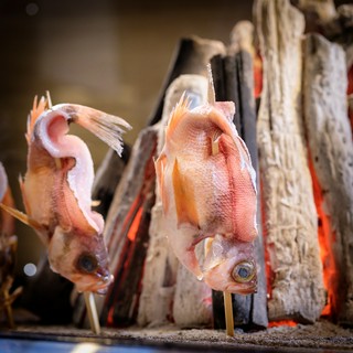 囲炉裏でじっくり火を通した焼き魚は海鮮の旨み溢れる絶品！