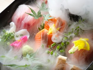 長崎漁港から直送の日替り鮮魚を様々な料理で提供