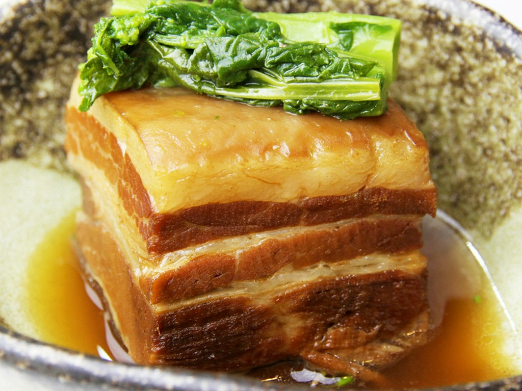 脂の美味しさを堪能する『ラフテー（豚の角煮）』