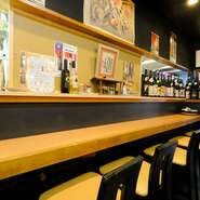 和を基調とした店内にはカウンター席と掘りごたつ席が用意されており、カジュアルながらとても落ち着いた雰囲気。料理とお酒を静かに酌み交わす、ミドル世代の大人のデートに最適です。