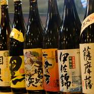 カウンターに焼酎の一升瓶がずらりと並ぶ様は圧巻。芋・麦ともに和食と相性の良い焼酎が多数揃っています。焼酎をはじめ、ウイスキーやワインなどはボトルキープも可能です。