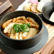 注文が入ってから炊き上げられるので、炊き立てのホクホクご飯を楽しめます。その季節の魚や旬野菜が入れられており、春先は竹の子ご飯。予約してから来店すると、予め用意してもらえます。