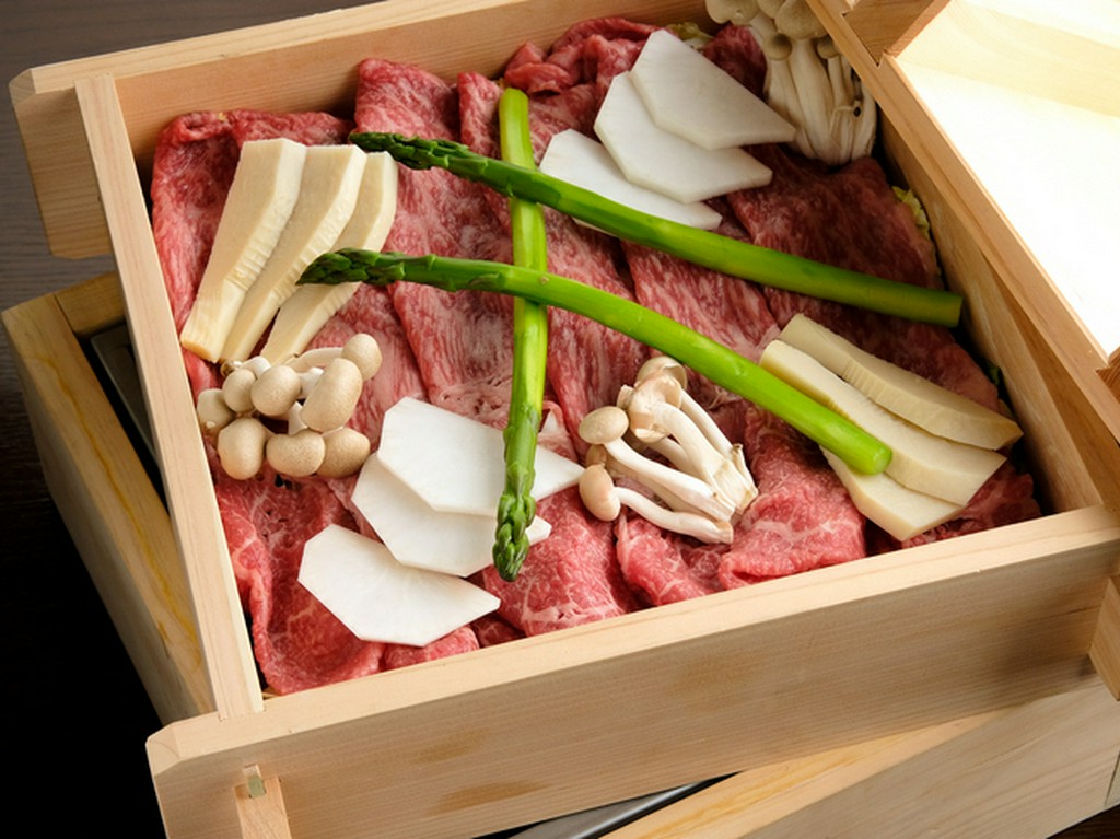 檜の香りが漂う贅沢な逸品『水煙しゃぶしゃぶ和牛霜降り』