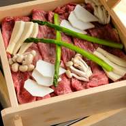 国産和牛A5以上のお肉を使用した贅沢な逸品。ロース肉が使われており、柔らかく、お肉本来の旨味を堪能できます。檜の器で蒸されているので、檜の香りも加わって風味豊か。