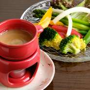 旬の厳選野菜を6種類ほど盛り込んだヘルシーな一品。