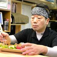 ご来店いただいてからお帰りになるまで、笑顔でのおもてなしを心掛けております。お酒に合う料理を数多く取り揃えておりますので、ご家族やご友人とゆったりお過ごしいただければ幸いです。