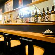 和を基調としたカジュアルな空間で、本格的な和食を堪能する大人のデートはいかがでしょうか。並んで座れるカウンター席と靴を脱いでおくつろぎいただける小上がり席を用意しておりますので、好みのお席をどうぞ。