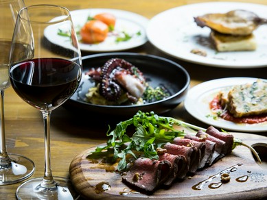 優しい味わいの料理と絶妙にマッチする、自然派ワインを堪能