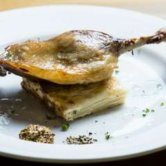 皮はパリッと、身は柔らか。フランスの伝統料理『鴨モモ肉のコンフィ』