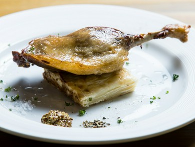 皮はパリッと、身は柔らか。フランスの伝統料理『鴨モモ肉のコンフィ』