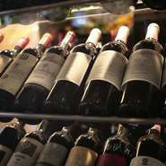 イタリア産を主としてバランスのよく充実したワインコレクション