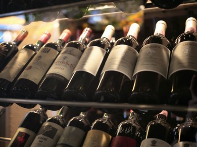 イタリア産を主としてバランスのよく充実したワインコレクション