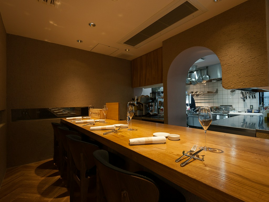 落ち着いた照明が施されたカウンター席でゆったりと過ごして